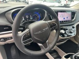 
										2022 Chrysler Pacifica Touring L Minivan full									