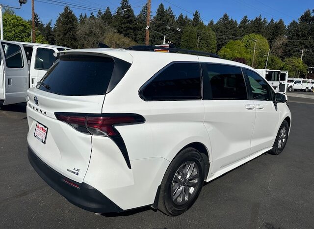 
								2022 Toyota Sienna LE Minivan full									