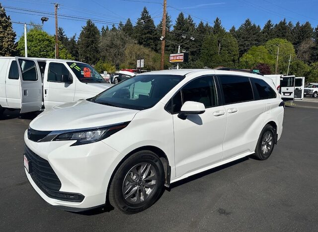 
								2022 Toyota Sienna LE Minivan full									