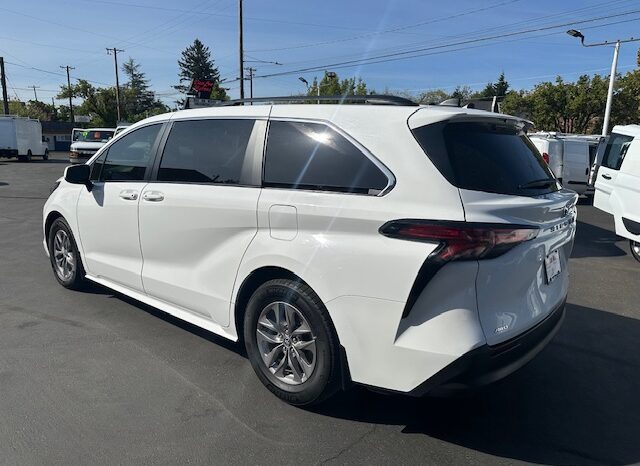 
								2022 Toyota Sienna LE Minivan full									