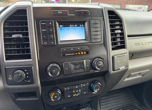 
								2021 Ford F250 Crew Cab 4×4 Pickup full									