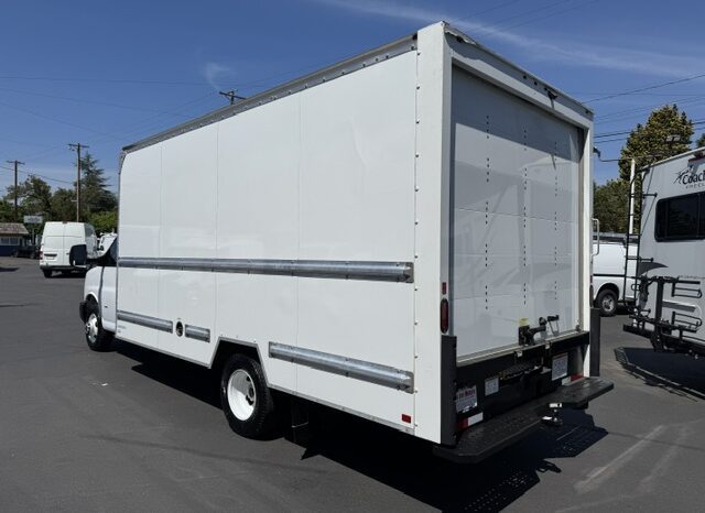 
								2022 GMC Savana 3500 Cutaway Van **16ft BOX** full									