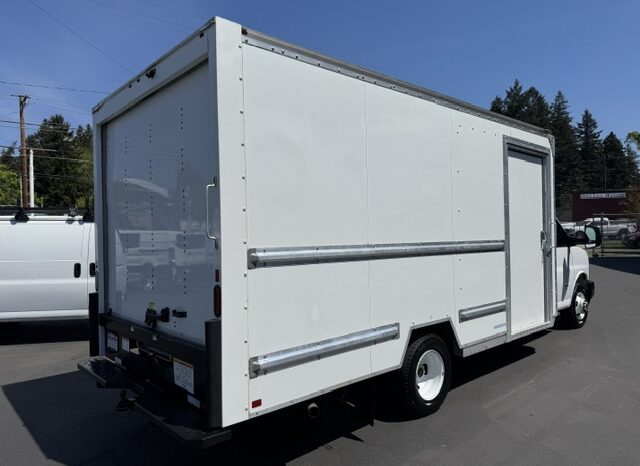 
								2022 GMC Savana 3500 Cutaway Van **16ft BOX** full									