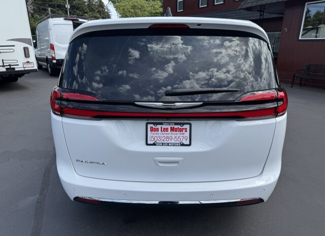
								2024 Chrysler Pacifica Touring L Minivan full									
