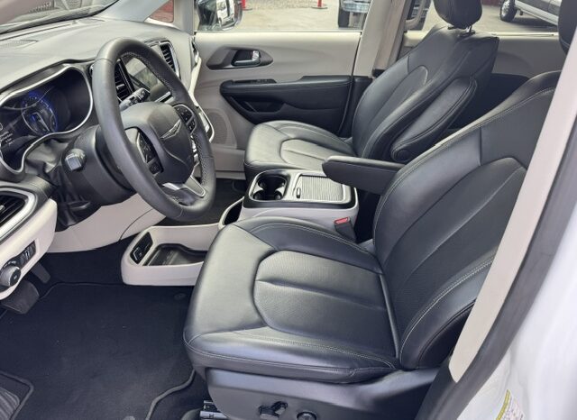 
								2024 Chrysler Pacifica Touring L Minivan full									
