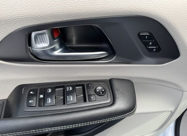 
								2024 Chrysler Pacifica Touring L Minivan full									