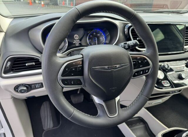 
								2024 Chrysler Pacifica Touring L Minivan full									