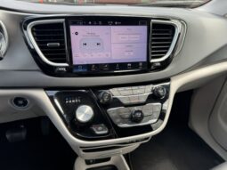 
										2024 Chrysler Pacifica Touring L Minivan full									