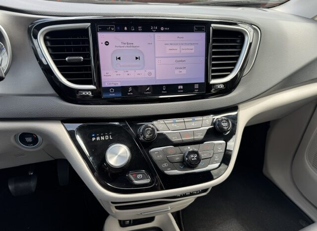 
								2024 Chrysler Pacifica Touring L Minivan full									