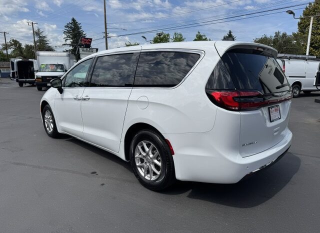 
								2024 Chrysler Pacifica Touring L Minivan full									