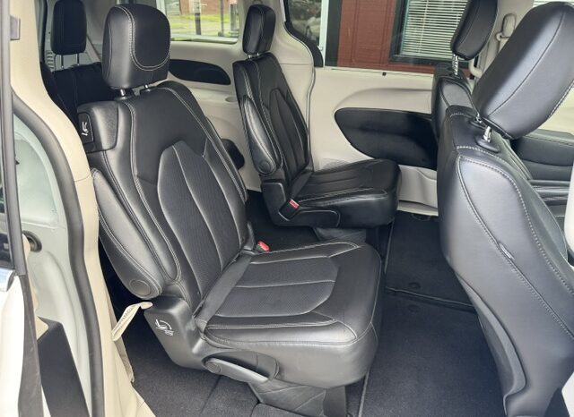 
								2024 Chrysler Pacifica Touring L Minivan full									