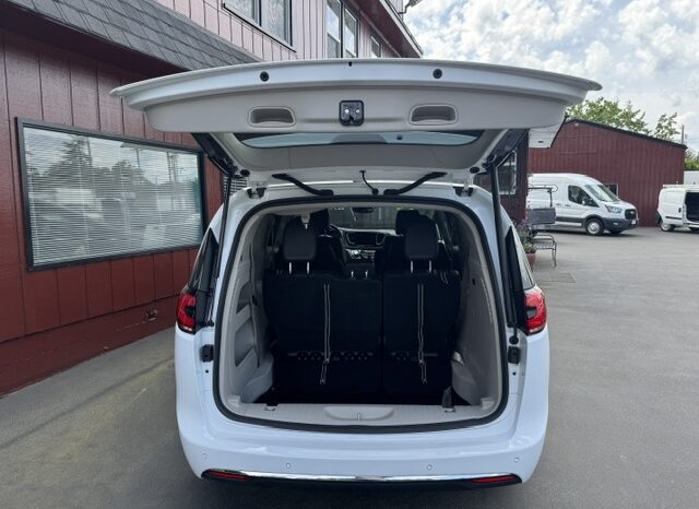 
								2024 Chrysler Pacifica Touring L Minivan full									