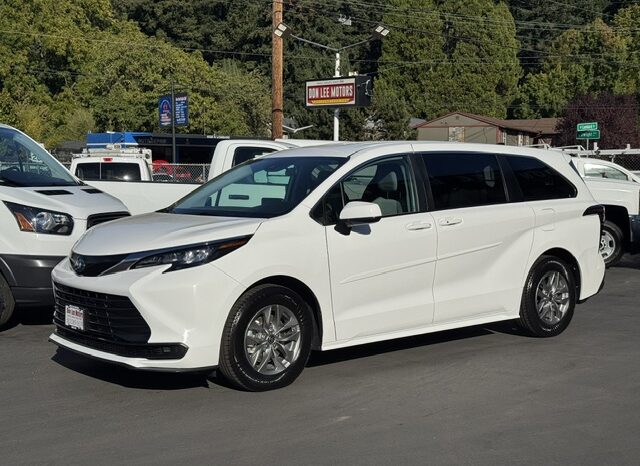 
								2024 Toyota Sienna LE Minivan **AWD** full									