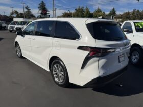 2024 Toyota Sienna LE Minivan **AWD**