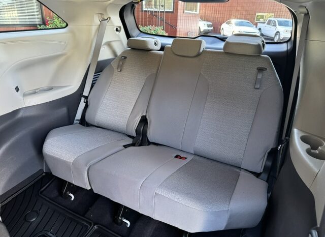 
								2024 Toyota Sienna LE Minivan **AWD** full									