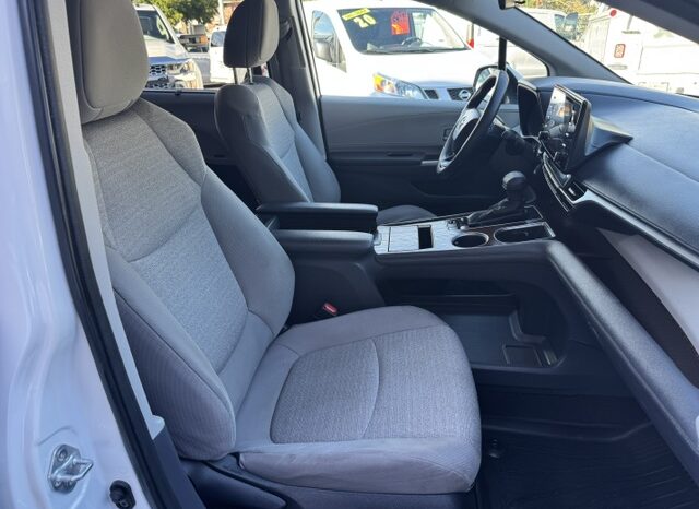 
								2024 Toyota Sienna LE Minivan **AWD** full									